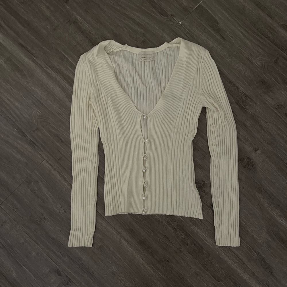 URBAN OUTFITTERS RIBBED SWEATER WITH PEARL BUTTONS